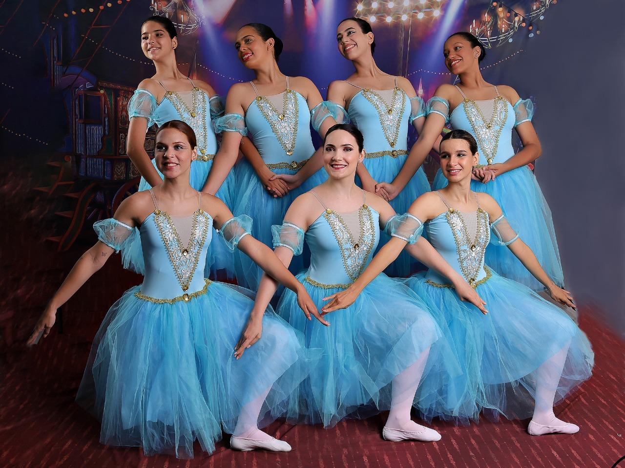 Elenco da Arabesque em espetáculo