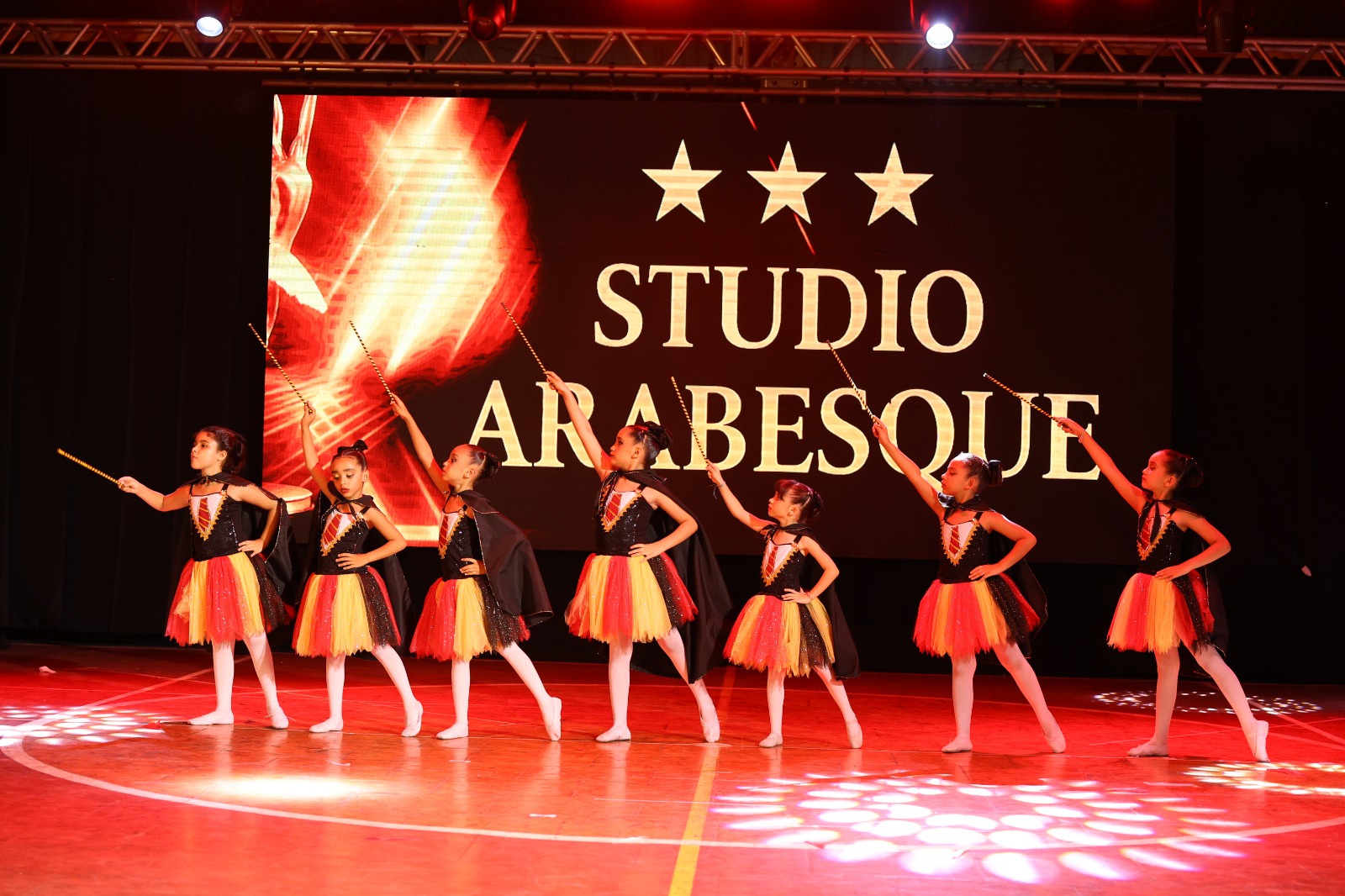 Alunas da Arabesque em apresentação